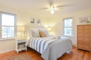 a bedroom with a bed and a ceiling fan at 5-Mins to Forest Beach Dog Friendly in Chatham