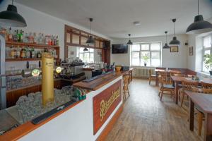 Lounge nebo bar v ubytování Penzion a restaurace na Křižovatce