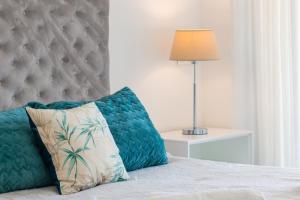 A bed or beds in a room at Oasis 325 First Floor