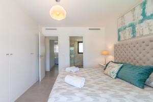 A bed or beds in a room at Oasis 325 First Floor