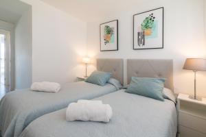 A bed or beds in a room at Oasis 325 First Floor