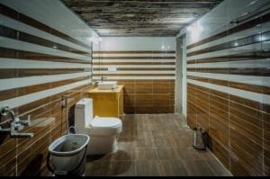 bagno con servizi igienici e lavandino di Sam Safari Resort Jaisalmer a Jaisalmer