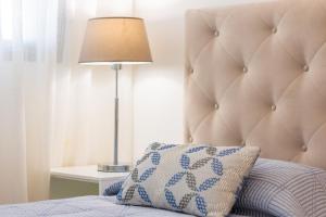 A bed or beds in a room at Oasis 325 First Floor