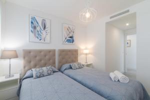 A bed or beds in a room at Oasis 325 First Floor