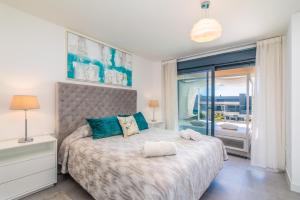 A bed or beds in a room at Oasis 325 First Floor