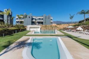 The swimming pool at or close to Oasis 325 First Floor