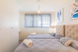 A bed or beds in a room at Oasis 325 First Floor Még 27 kép