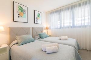 A bed or beds in a room at Oasis 325 First Floor