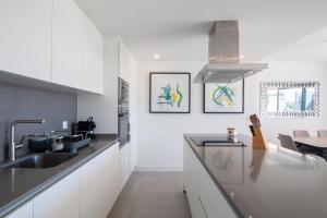 A kitchen or kitchenette at Oasis 325 First Floor