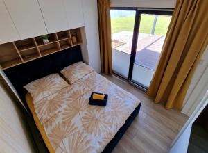 a small bed in a room with at Lisi Ogon zanurzeni w naturze in Lisi Ogon