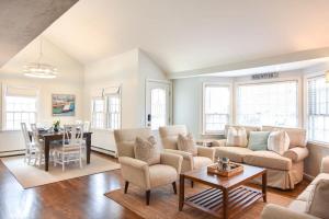 Posezení v ubytování Hot Tub 1 Mile to Swimming on Long Pond