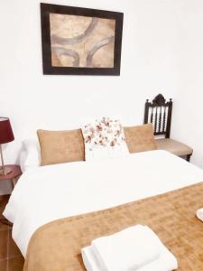 dos camas sentadas una al lado de la otra en una habitación en 4 bedrooms apartement with city view balcony and wifi at Porto 3 km away from the beach, en Oporto