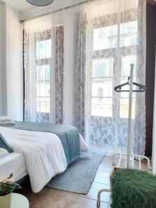 1 dormitorio con cama y ventana grande en 4 bedrooms apartement with city view balcony and wifi at Porto 3 km away from the beach, en Oporto