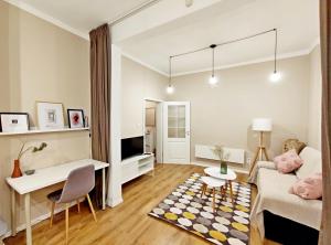 un salon avec un canapé et une table dans l'établissement Top Centre 1 Bedroom Apt next to Vitosha Blvd., à Sofia