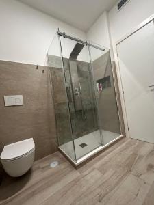 un baño con ducha y WC en ATTICO FRONTE MARE, en Lido di Ostia