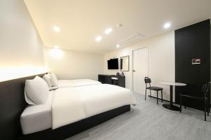 Postel nebo postele na pokoji v ubytování Busan Seomyeon Broa Hotel