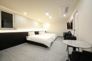 Postel nebo postele na pokoji v ubytování Busan Seomyeon Broa Hotel
