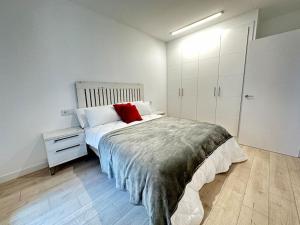 - une chambre avec un lit doté d'un oreiller rouge dans l'établissement New Port, Free Parking YBH1S, à Vigo