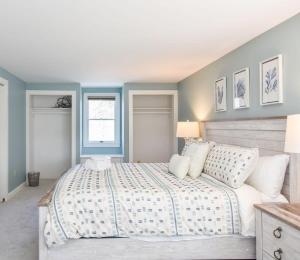 1 dormitorio con 1 cama grande y paredes azules en Beautiful Home Close to Ponds and Beach, en Brewster