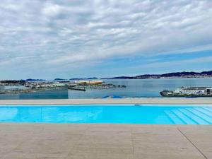een zwembad met uitzicht op een waterlichaam bij New Port, Free Parking YBH1S in Vigo