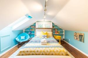 1 dormitorio con 1 cama y estanterías en Two Decks Hot Tub Patio Near Grays Beach, en Yarmouth