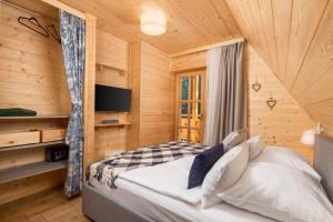 Postel nebo postele na pokoji v ubytování Forest Tale - Šumska priča + 35 fotografií