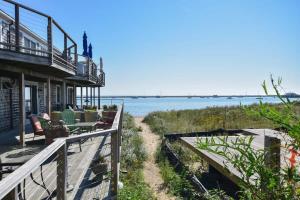 un porche de una casa con vistas al agua en Gorgeous water views in the center of town, en Provincetown