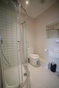 uma casa de banho com um WC e uma cabina de duche em vidro. em The Alma Taverns Boutique Suites - Room 3 - Hopewell em Bristol