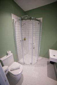 bagno con doccia e servizi igienici. di The Alma Taverns Boutique Suites - Room 4 - Hopewell a Bristol