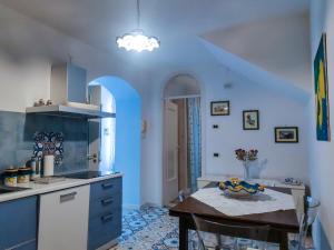 Una cocina con una mesa con un bol de fruta encima. en Villa Angelina, en Vietri 35 fotos más