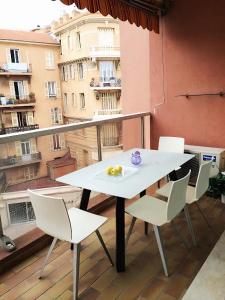 un tavolo e sedie su un balcone con vista di Monaco Studio "907" a Monte Carlo