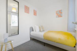 Postel nebo postele na pokoji v ubytování NEW! 3 Bed Home in Stockton-on-tees City Centre by Stay With Us, Ideal for Families & Large Groups, SLEEPS 5!!