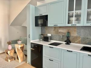 een keuken met witte kasten en een aanrechtblad bij El rincón de Regina in Córdoba +18 foto's