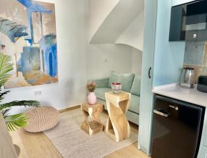 een woonkamer met een bank en een tafel bij El rincón de Regina in Córdoba