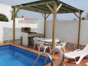 Bazén v ubytovaní Casa familiar cerca del mar con piscina privada, WiFi, aire acondicionado, admiten mascotas - ES-184-47 alebo v jeho blízkosti