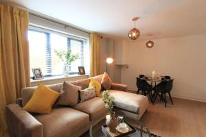 ein Wohnzimmer mit einem Sofa und einem Tisch in der Unterkunft Cabot Mews Apartment 3 in Bristol