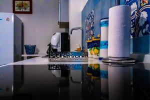 Una encimera con toallas de papel y una cafetera. en Villa Angelina, en Vietri