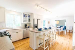 Η κουζίνα ή μικρή κουζίνα στο Exclusive Neighborhood 1 2 mi from Jackknife Beach
