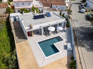 una vista aérea de una casa con piscina en Villa Almargens, en São Brás de Alportel