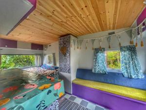 um quarto com uma cama e uma cama num autocarro em Retro Caravans at Valentia Island Escape em Valentia Island