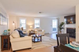 O zonă de relaxare la Sunroom Spacious Deck 8 Mins to Mayflower Beach