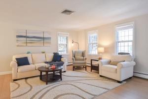 O zonă de relaxare la Sunroom Spacious Deck 8 Mins to Mayflower Beach