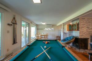Gambar di galeri bagi Waterfront home with Hot Tub Firepit and Game Room di Eastham