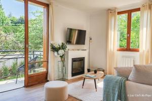a living room with a couch and a fireplace at L'Orée du Golf - Maison Deauville 8 personnes in Saint-Arnoult