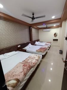 Una cama o camas en una habitación de Green leaf Hotel