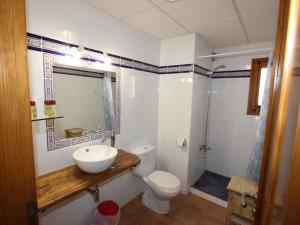 Kúpeľňa v ubytovaní Casa con Piscina Privada, Cerca del Mar, WiFi Gratis, Aire Opcional, Mascotas y Playa para Perros - ES-184-10 + 27 fotografií