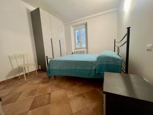 ein Schlafzimmer mit einem Bett mit einer blauen Decke in der Unterkunft ROSA NEL VERDE - VISTA D'AMARE in San Benedetto del Tronto