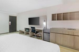Habitación de hotel con cama y escritorio en Econo Lodge Augusta, Downtown, en Augusta