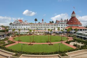 un grande edificio bianco con un parco di fronte di Hotel del Coronado, Curio Collection by Hilton a San Diego