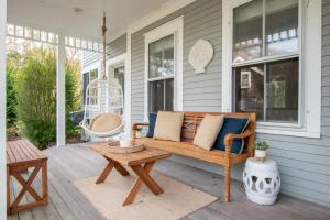 Μπαλκόνι ή βεράντα στο Gorgeous Traditional Home Modern Amenities Downtown Harwichport